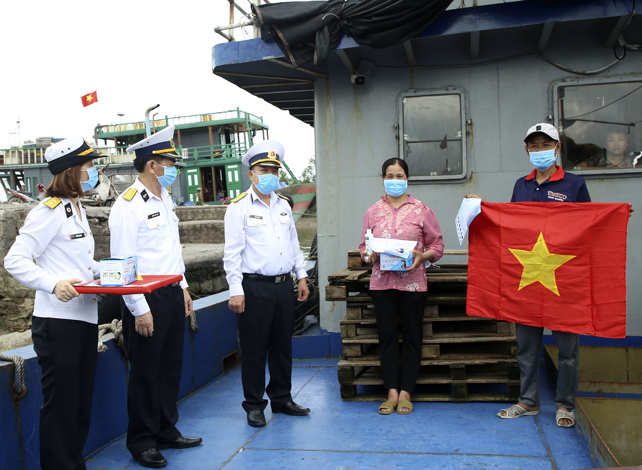 Vùng 1 Hải quân trao vật tư y tế hỗ trợ ngư dân phòng, chống dịch Covid-19